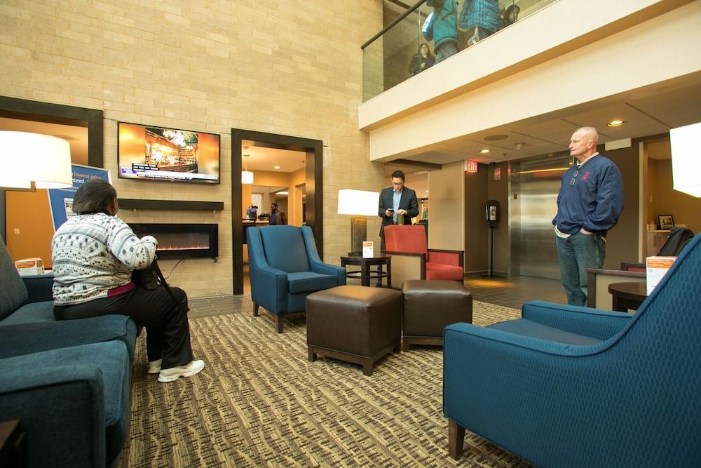 Comfort Suites Oakbrook Terrace near Oakbrook Center photo 9