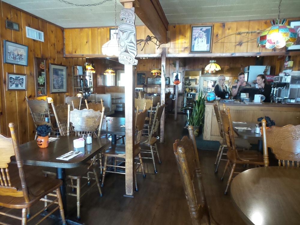 Tyee Restaurant and Hotel photo 7