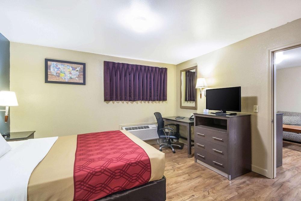 Econolodge Inn & Suites photo 27