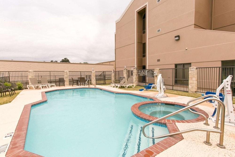 Comfort Suites Austin NW Lakeline photo 3