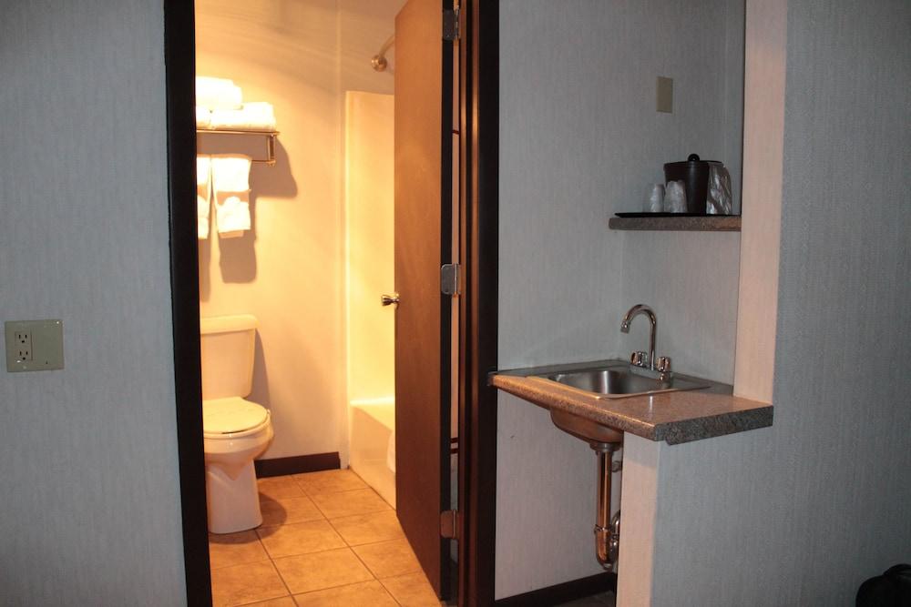 Shiretown Inn & Suites photo 12