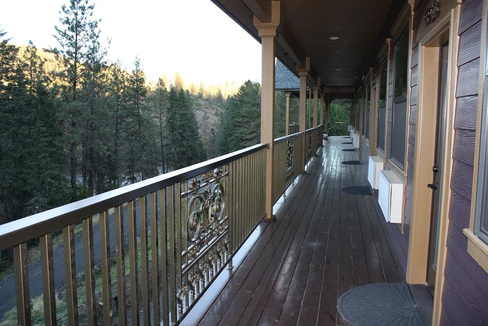 Hearthstone Elegant Lodge by the River photo 23