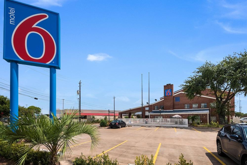 Motel 6 Houston, TX - Brookhollow photo 32