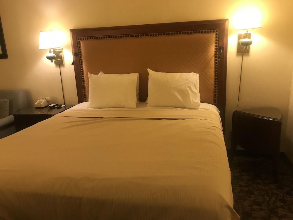 Travelers Inn & Suites photo 42