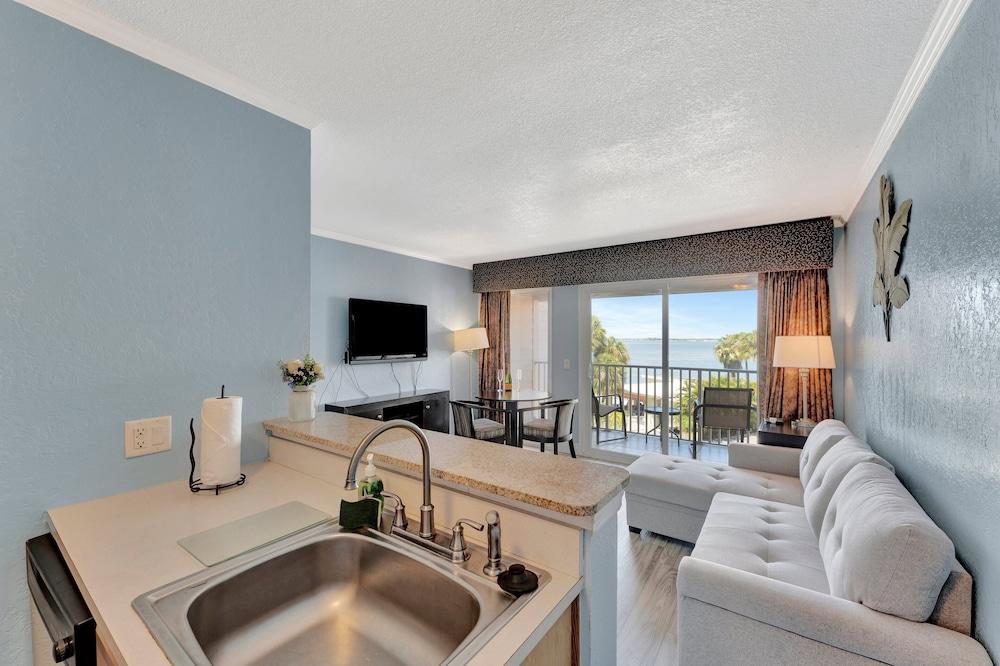 Seaside Luxury Oasis with balcony photo 34