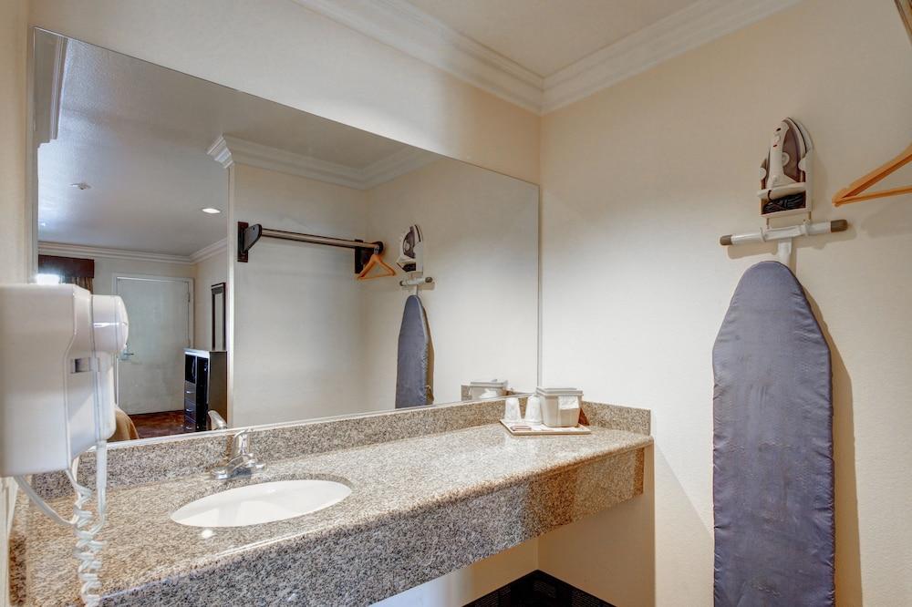 Ontario Inn & Suites photo 43