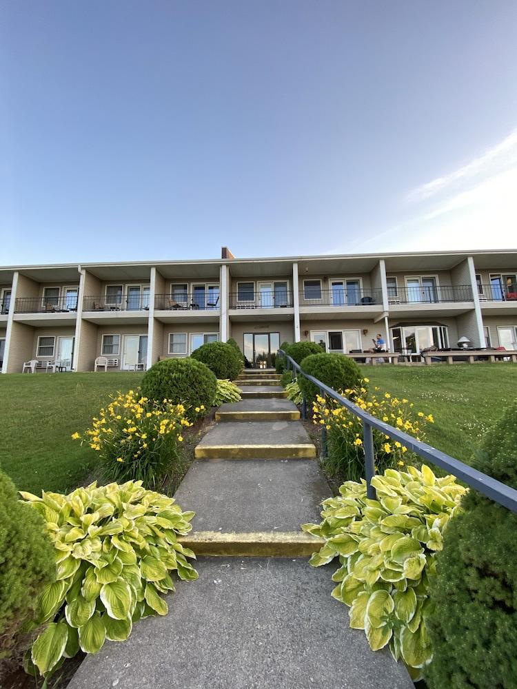 Fleetwood Inn & Suites photo 18