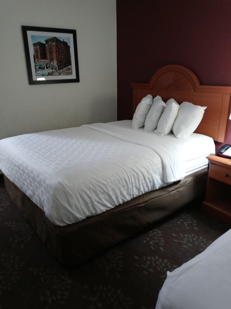 Clarion Pointe Evansville North photo 3