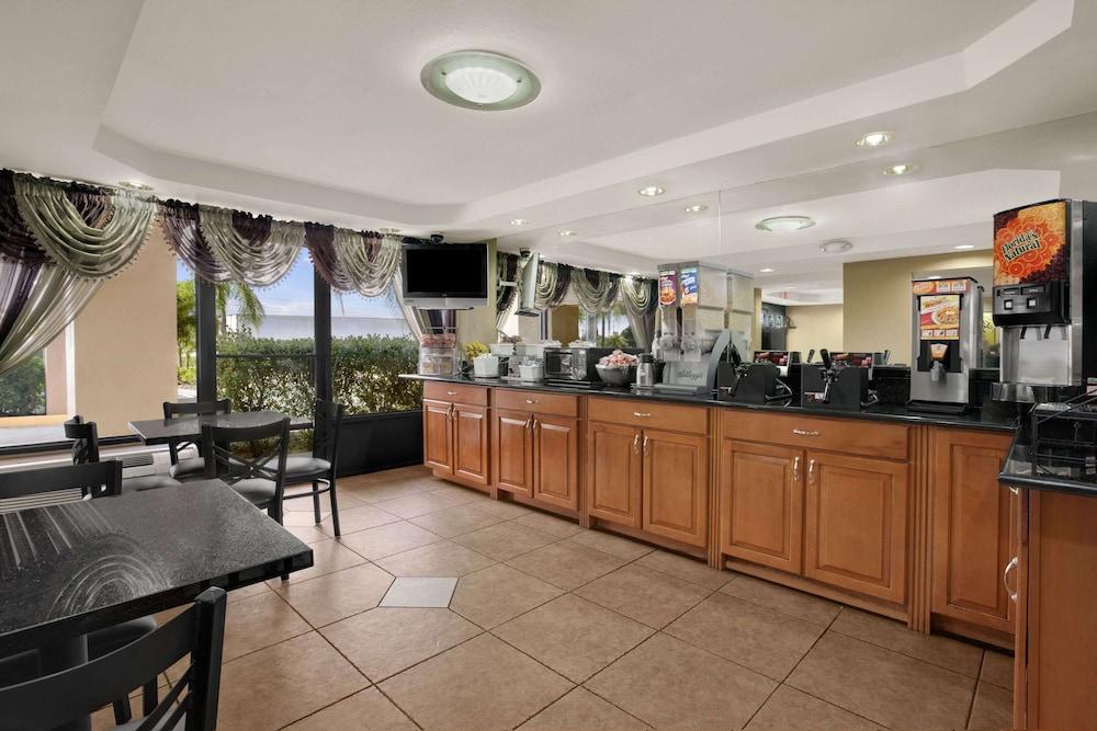 Super 8 by Wyndham Fort Myers photo 8