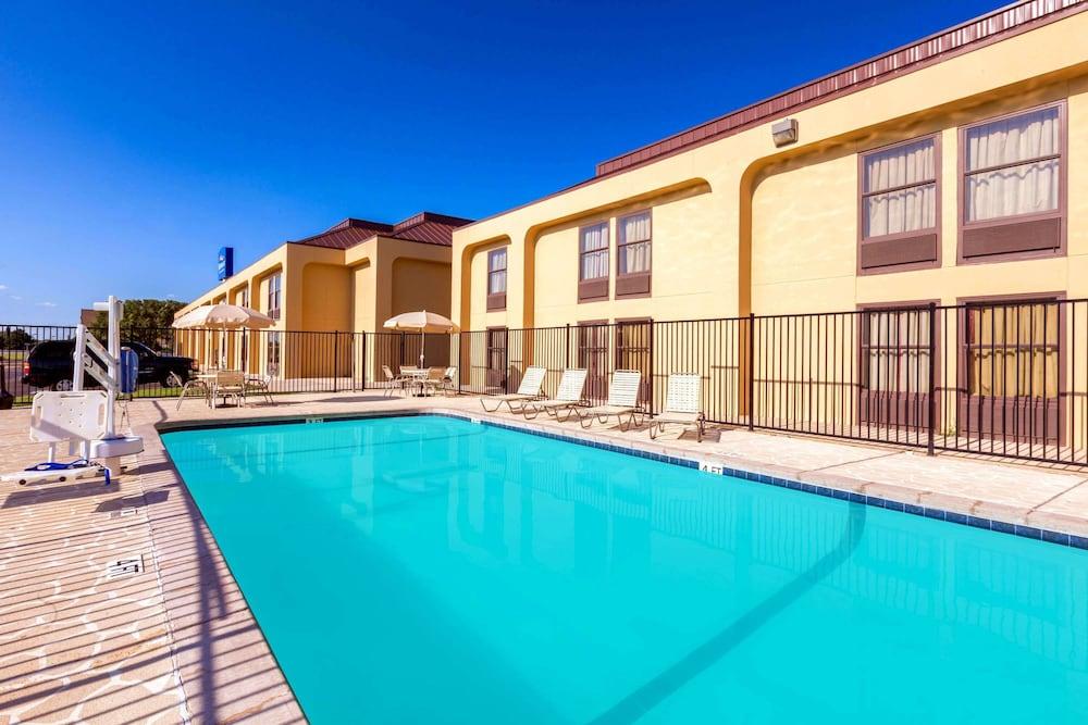 Baymont by Wyndham Amarillo East photo 9