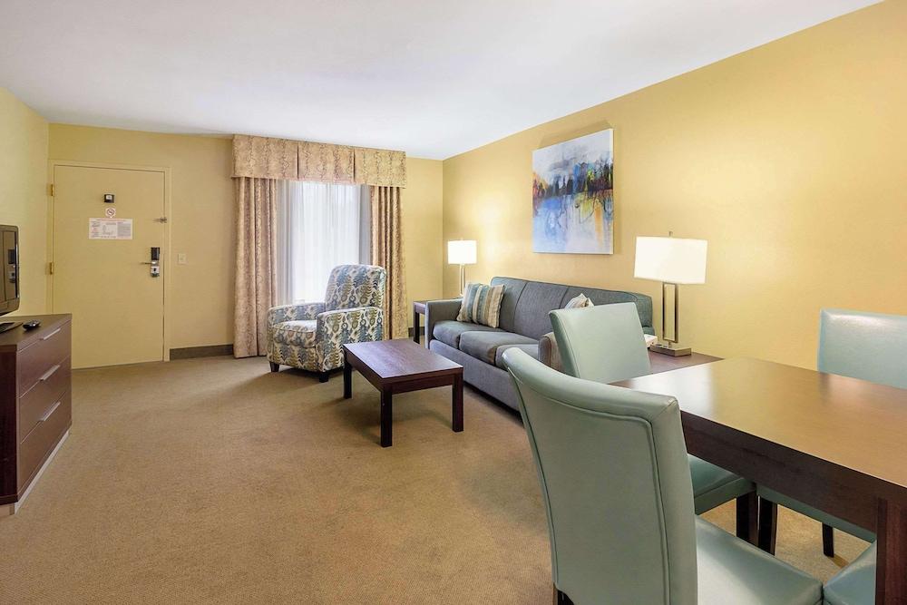 Quality Inn Paris photo 35