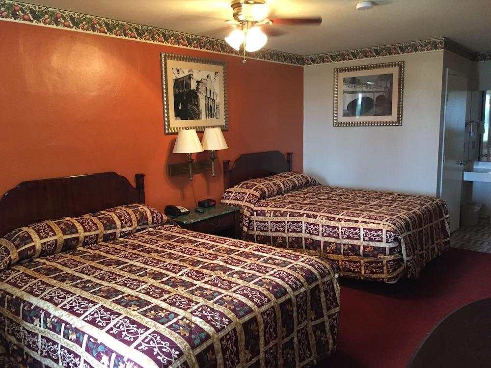 Deluxe Inn Airport photo 4