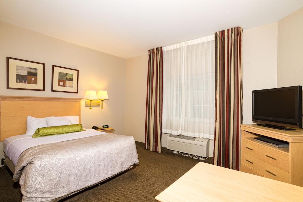 Candlewood Suites Ft Myers I-75 by IHG photo 3