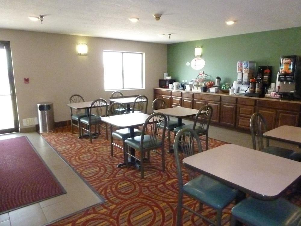 Super 8 by Wyndham Rock Springs photo 31