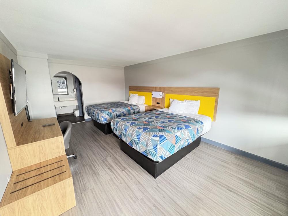 Days Inn by Wyndham Gonzales photo 10