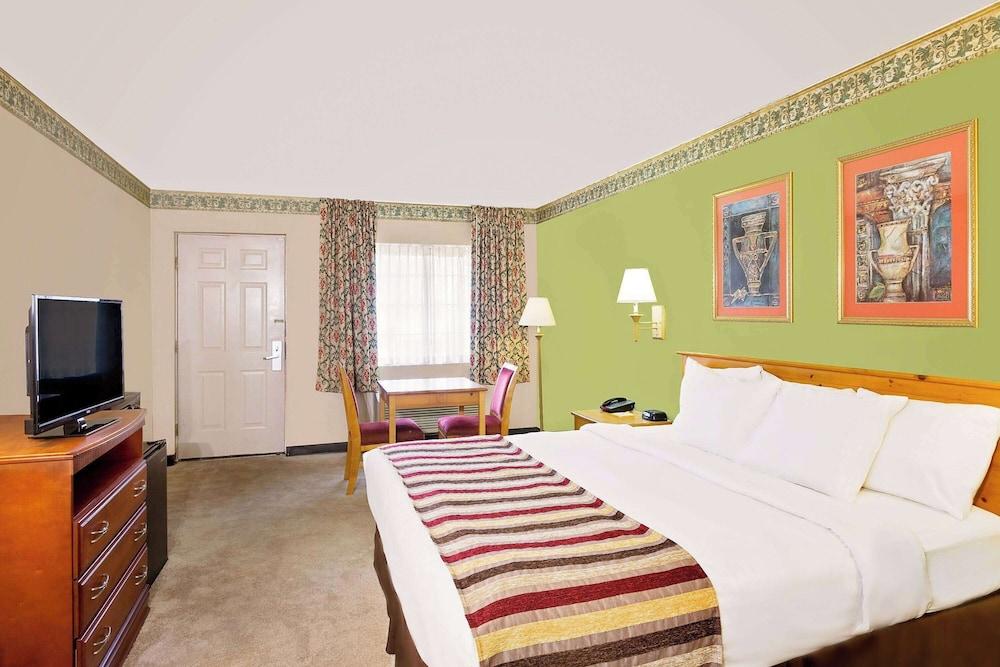Days Inn & Suites by Wyndham Starkville photo 6
