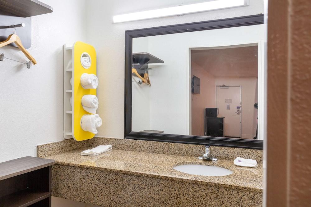 Motel 6 Houston, TX - East photo 27