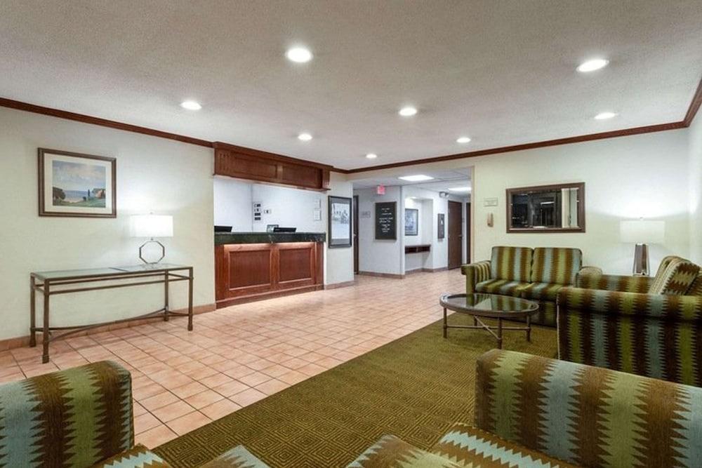 Norwood Inn & Suites by BlissPoint Post Rd Indianapolis photo 6