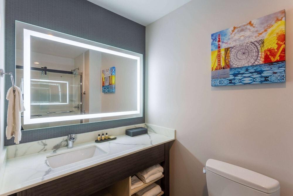La Quinta Inn & Suites by Wyndham Shorewood photo 19