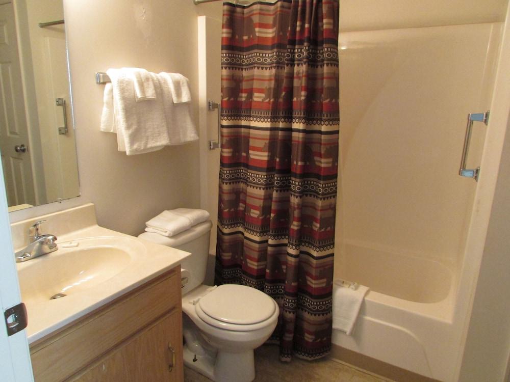 Douglas Inn & Suites photo 9