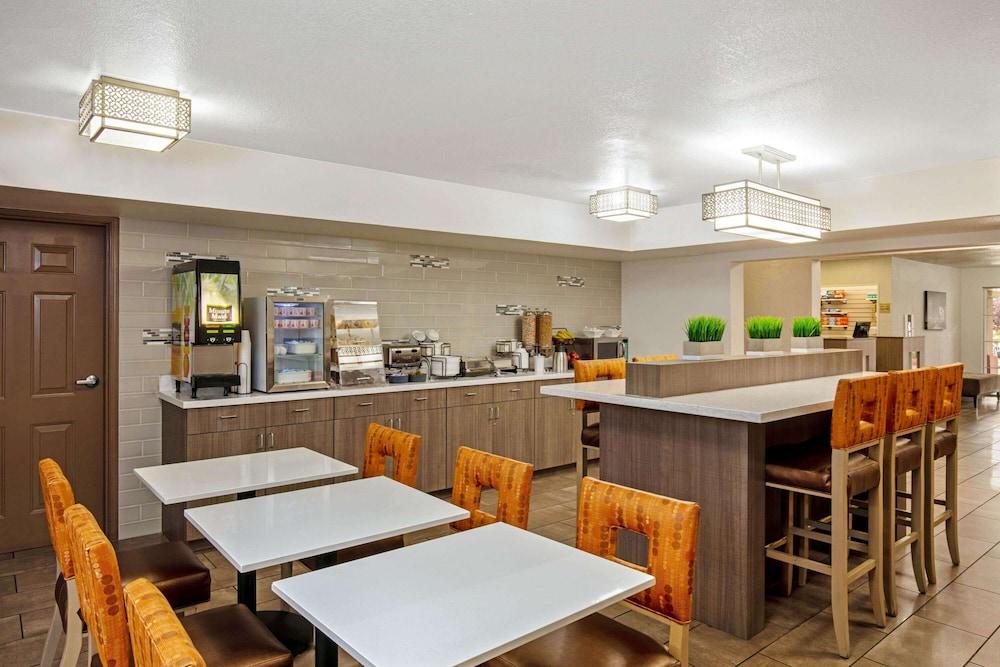 La Quinta Inn & Suites by Wyndham Las Vegas Red Rock photo 24