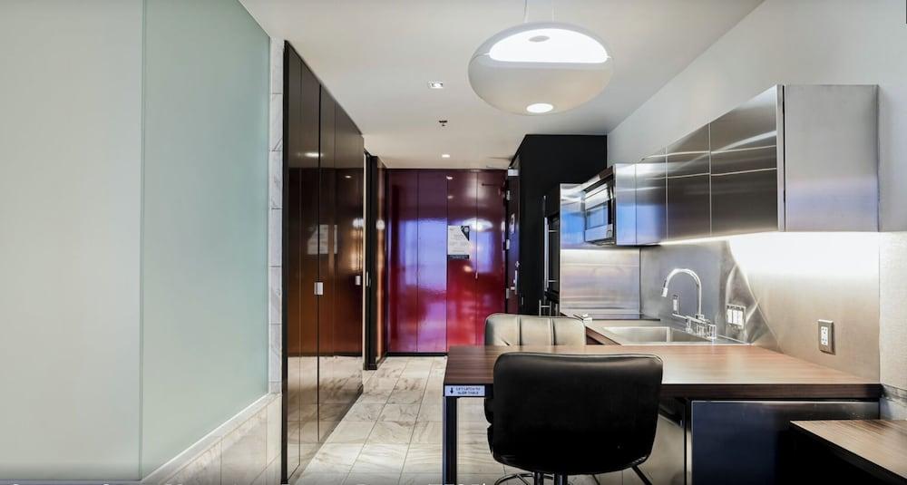 Ava's Suite 37th FLR PALMS PLACE photo 9