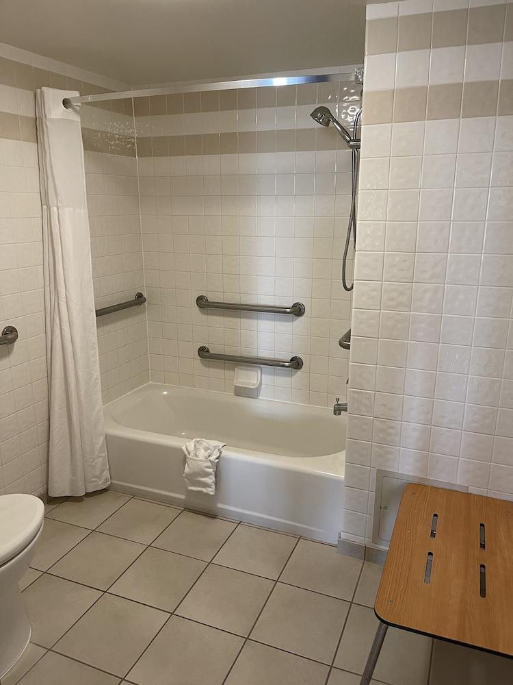 Sonesta Essential Houston Hobby Airport photo 17