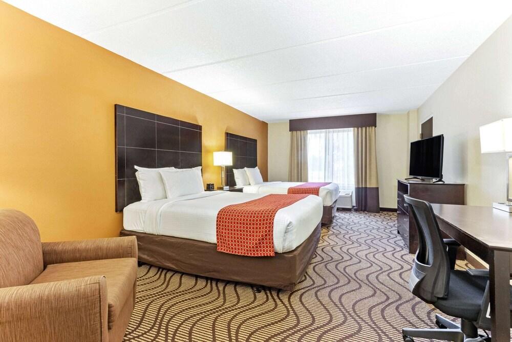 La Quinta Inn & Suites by Wyndham Tampa North I-75 photo 25
