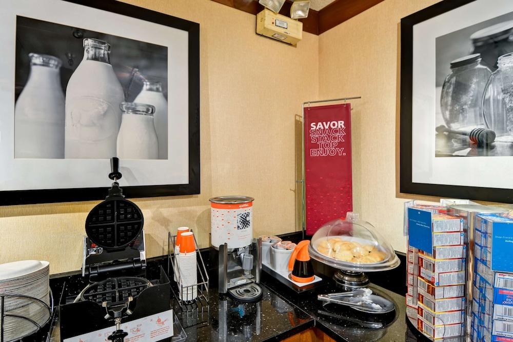 Hampton Inn Memphis-Poplar photo 30
