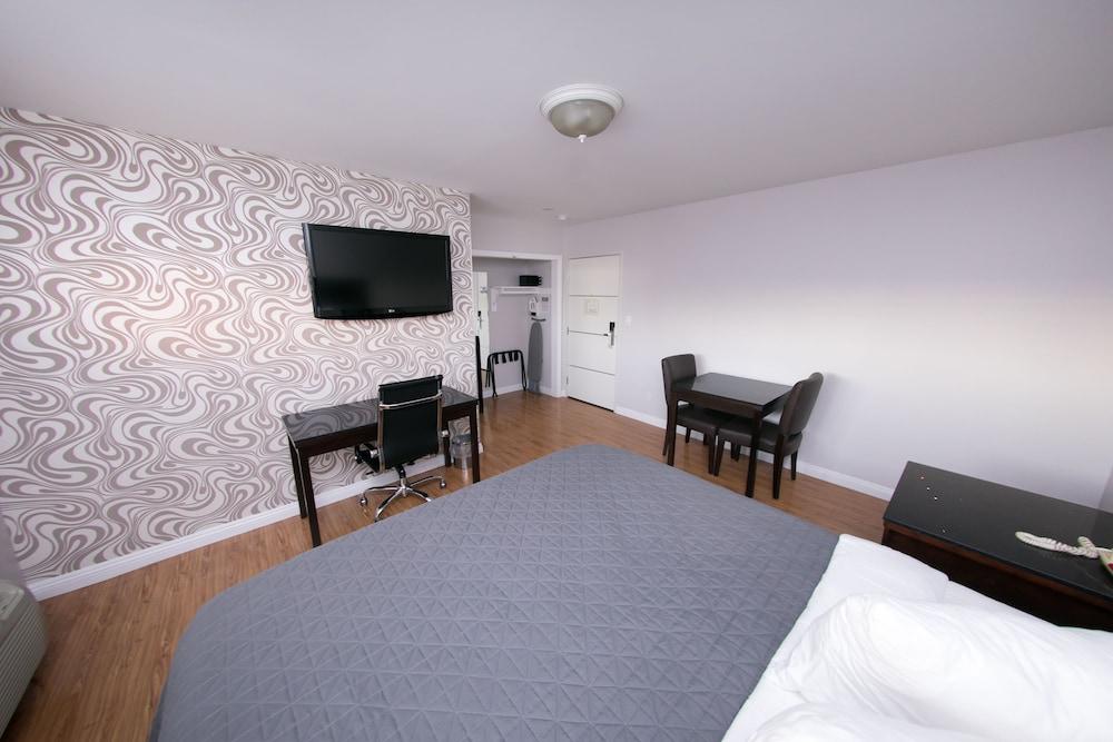 Metropolitan Inn & Suites photo 36
