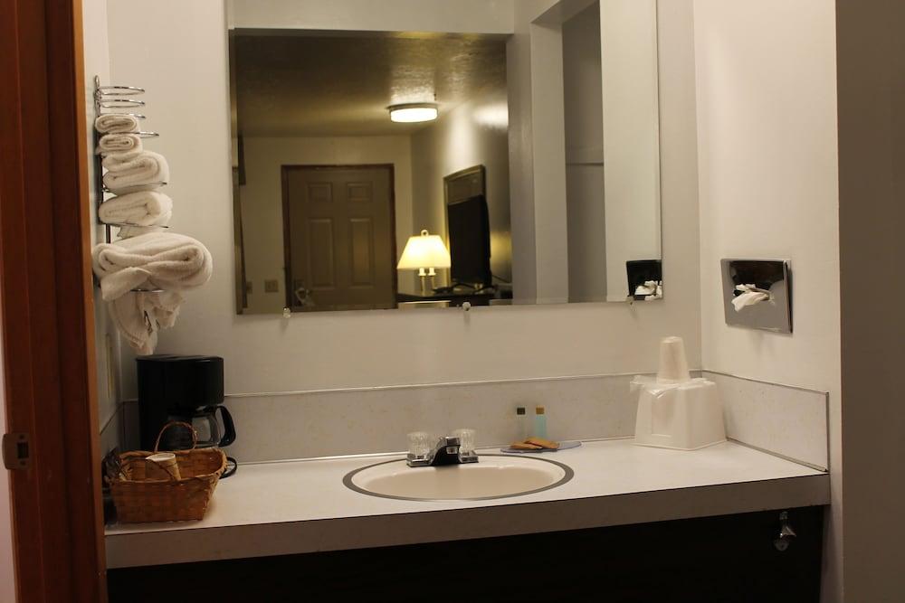 Americas Best Value Inn Boardman photo 12