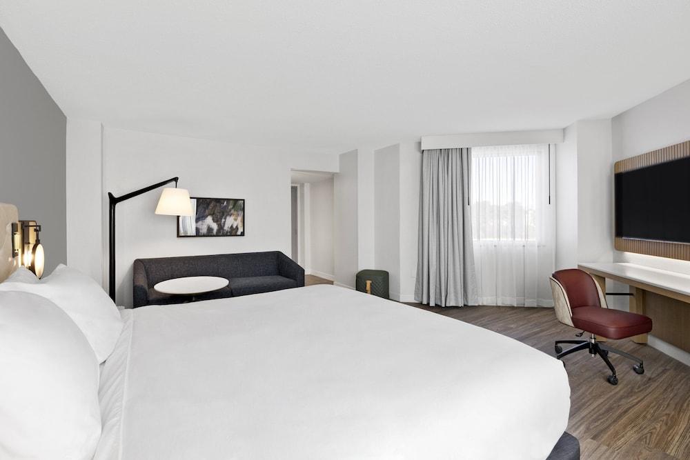 Crowne Plaza Virginia Beach Town Center by IHG photo 9