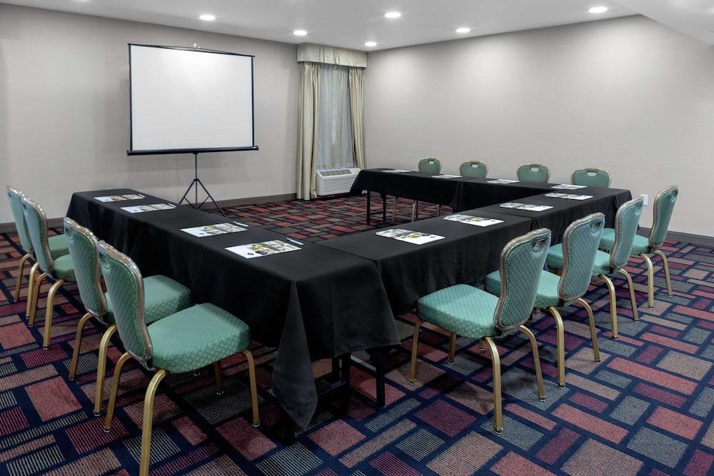 Hampton Inn Woodbridge photo 37