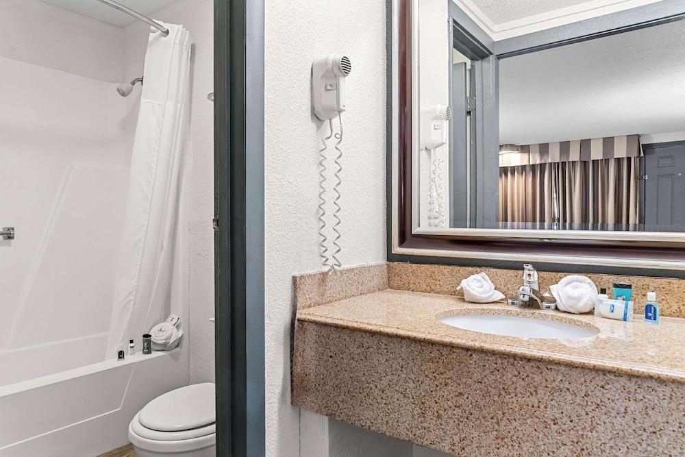 Rodeway Inn & Suites Saginaw I-675 photo 41