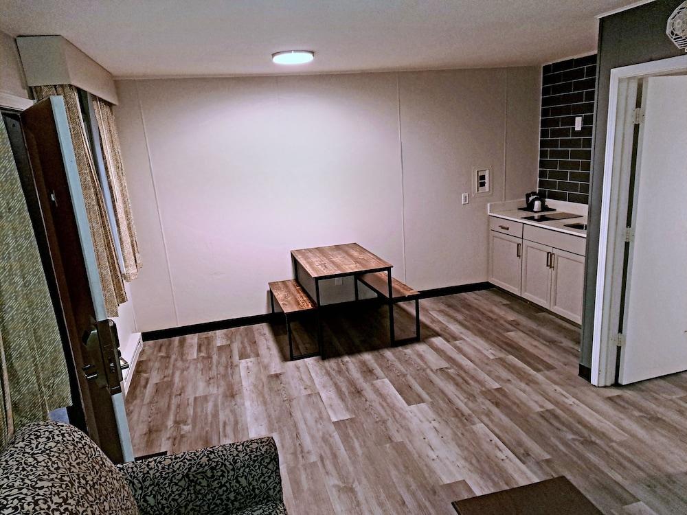 Days Inn & Suites by Wyndham Port Huron photo 22