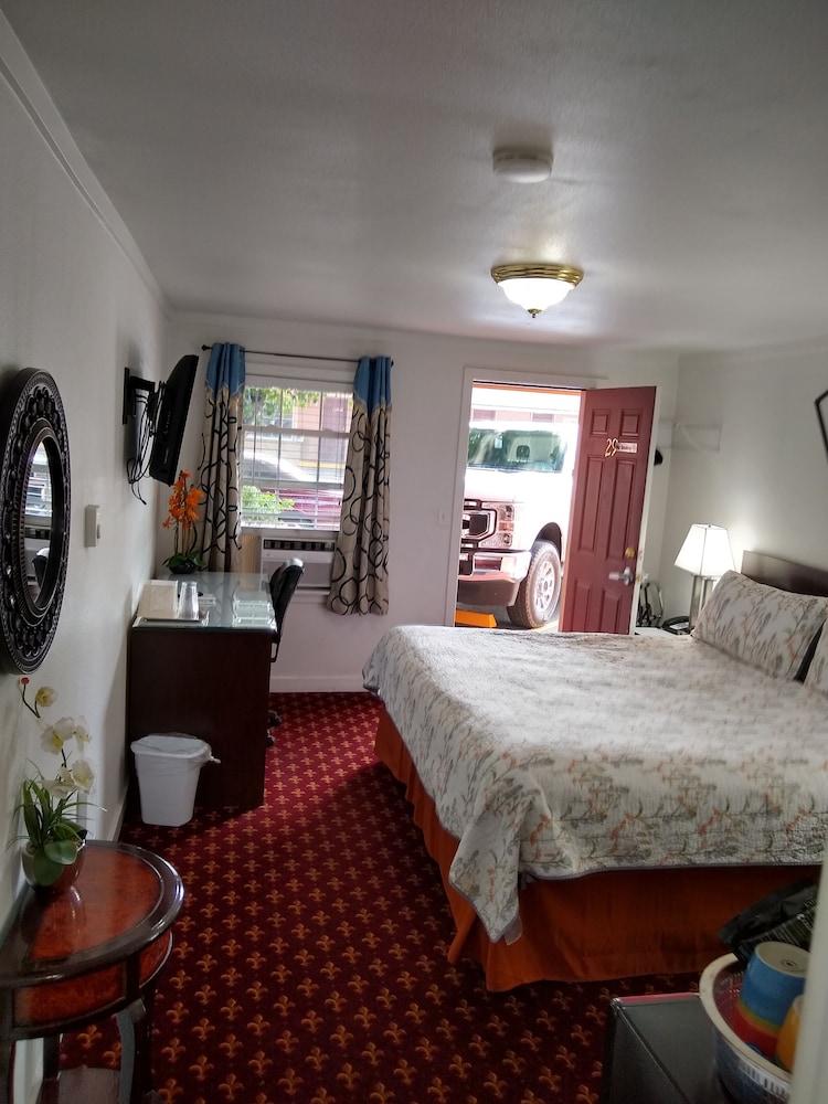 Holiday Motel photo 24