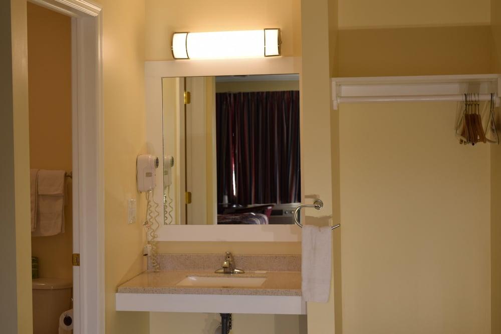 Top Hill Motel photo 17