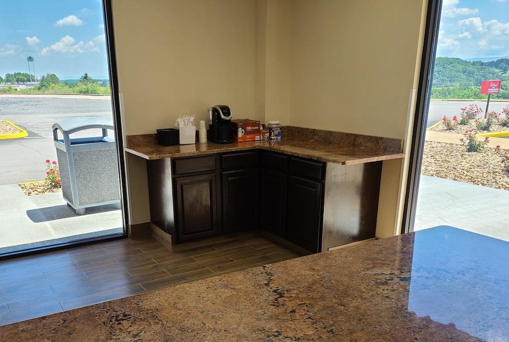 Red Roof Inn Staunton photo 15