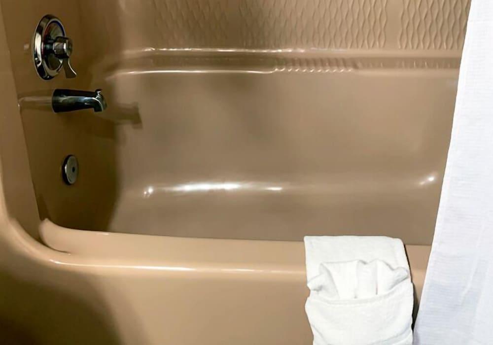 Coachman Inn & Suites photo 48