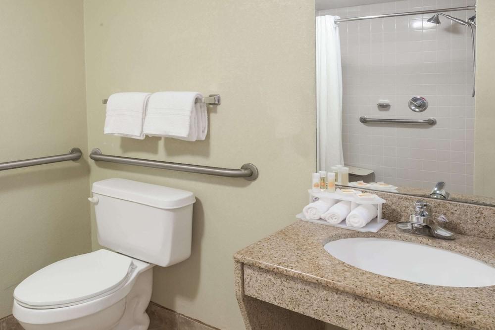Days Inn by Wyndham Selma photo 8