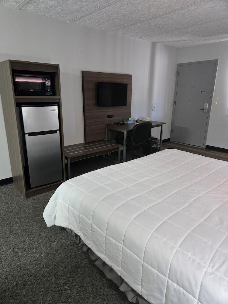 Home-Towne Lodge photo 10