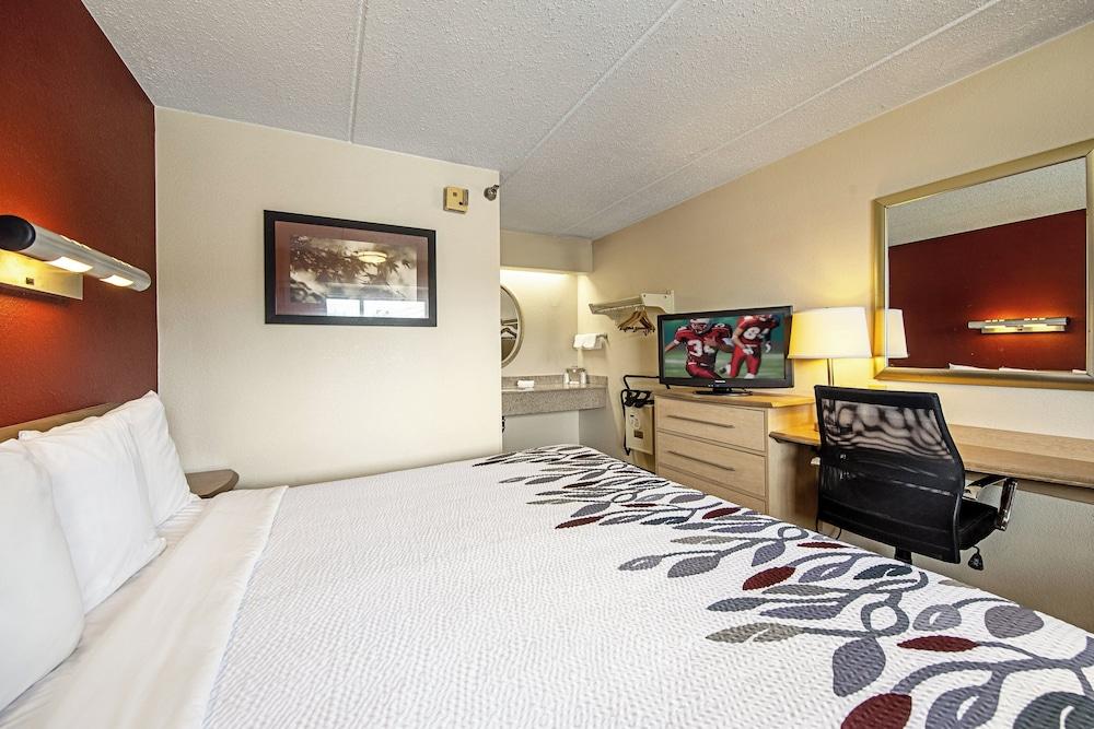 Red Roof Inn Utica photo 17