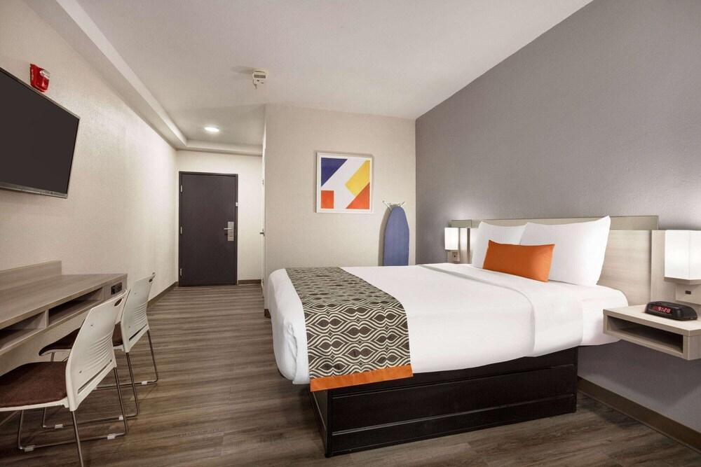 Microtel Inn & Suites by Wyndham Raleigh photo 30