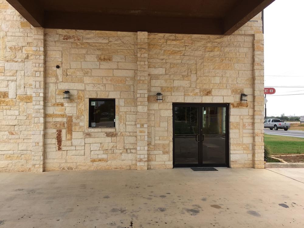 Pearsall Inn & Suites photo 30