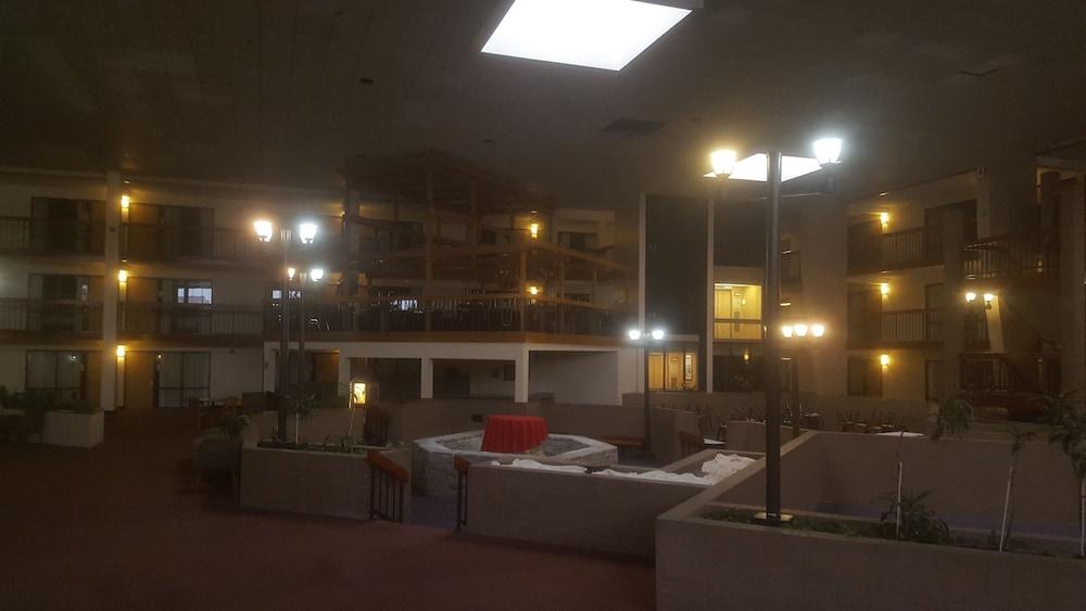Salina Ambassador Hotel and Conference Center photo 14