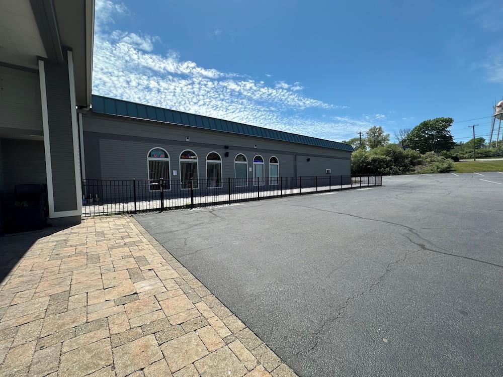 Whaler Inn and Suites photo 41