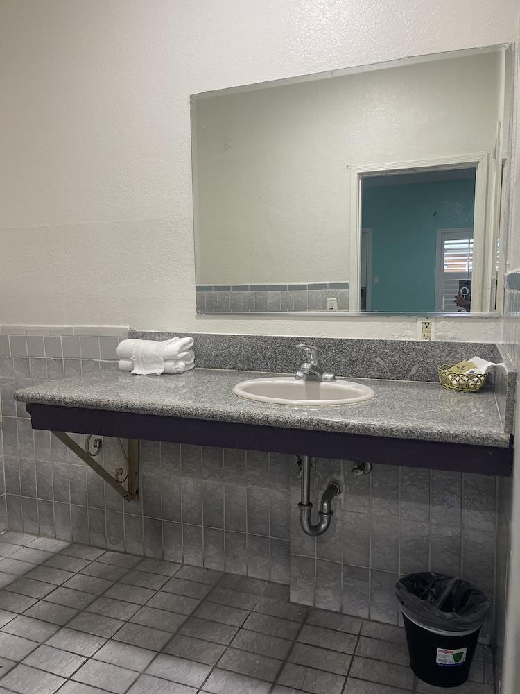 Economy Inn photo 29