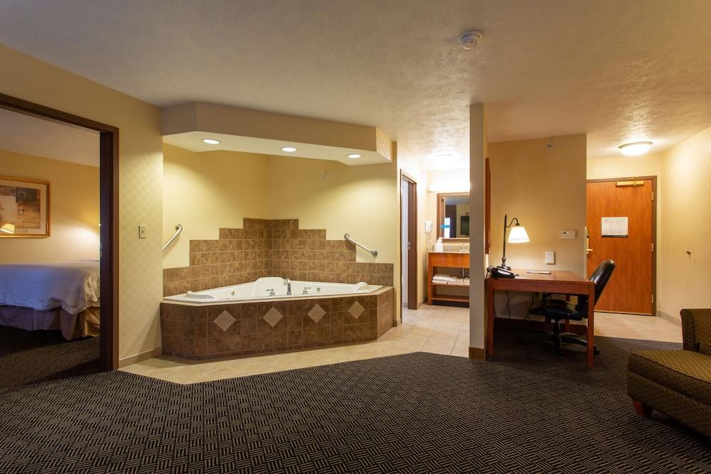 Hampton Inn Waterloo Cedar Valley photo 9