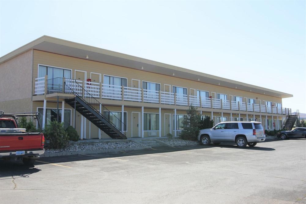 Super 8 by Wyndham Wells photo 35