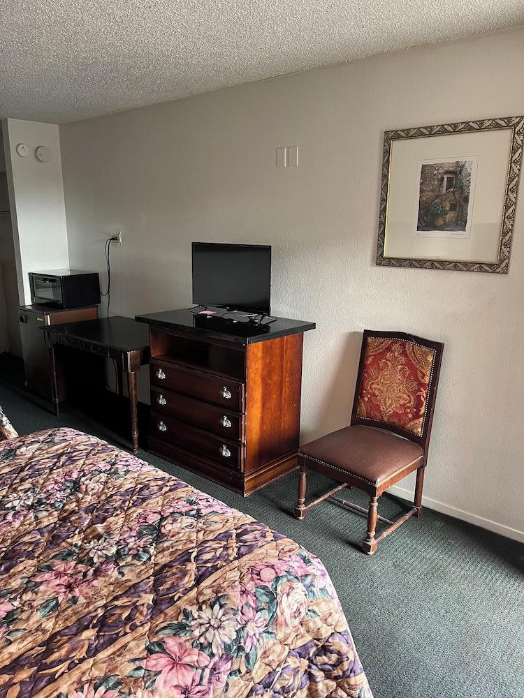 Glen Rose Inn and Suites photo 5